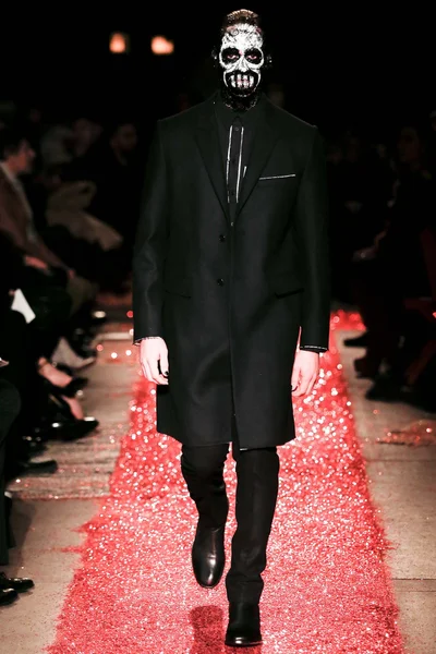 Look 15